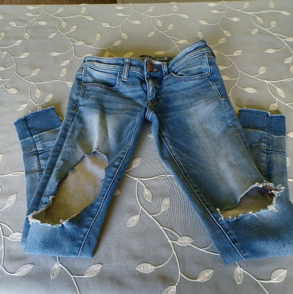 American Eagle Distressed Jeans - Picture 3 of 5
